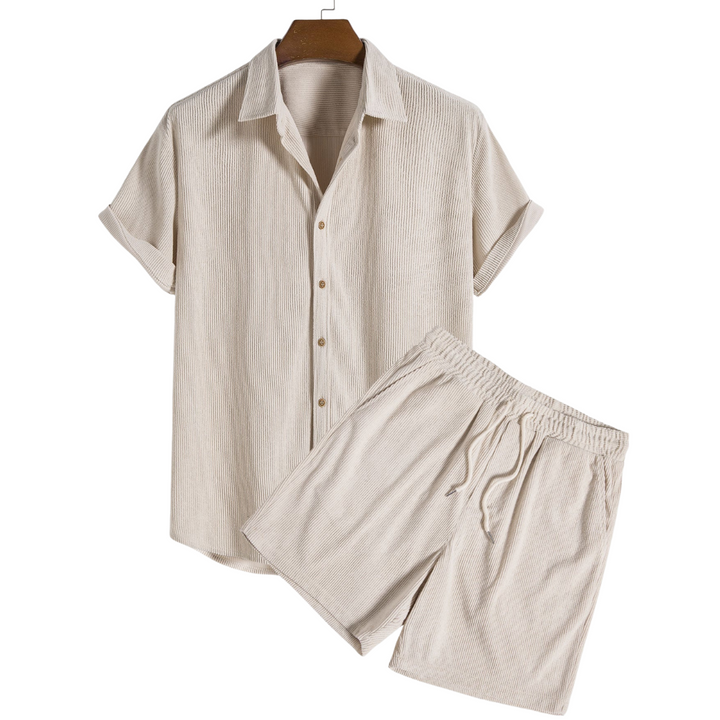 Beiges Herren Freizeit Set mit Kurzarmhemd und Shorts auf Holzbügel