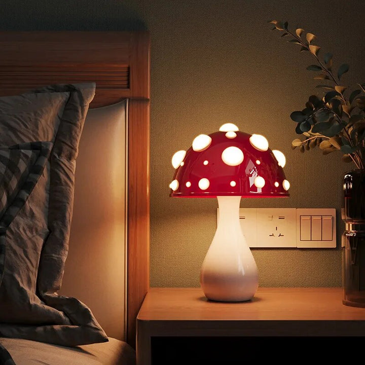Kabellose LED-Tischleuchte im Amanita-Pilz-Design