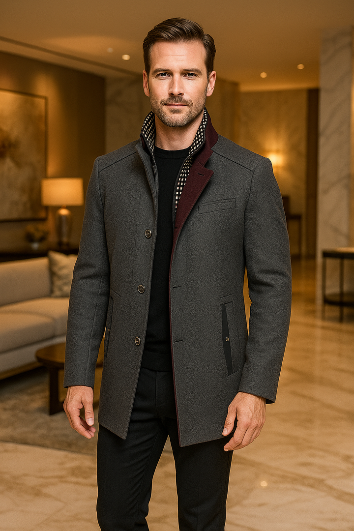 Eleganter Herren Mantel mit Stehkragen in Slim Fit Passform von hinten