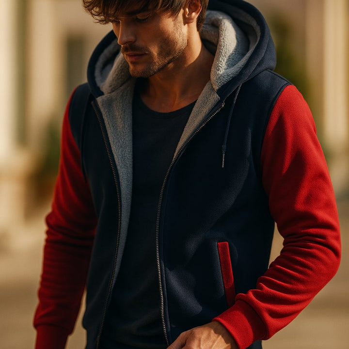 Mann in einer modernen schwarz-grauen Herren Kapuzenjacke mit Reißverschluss.