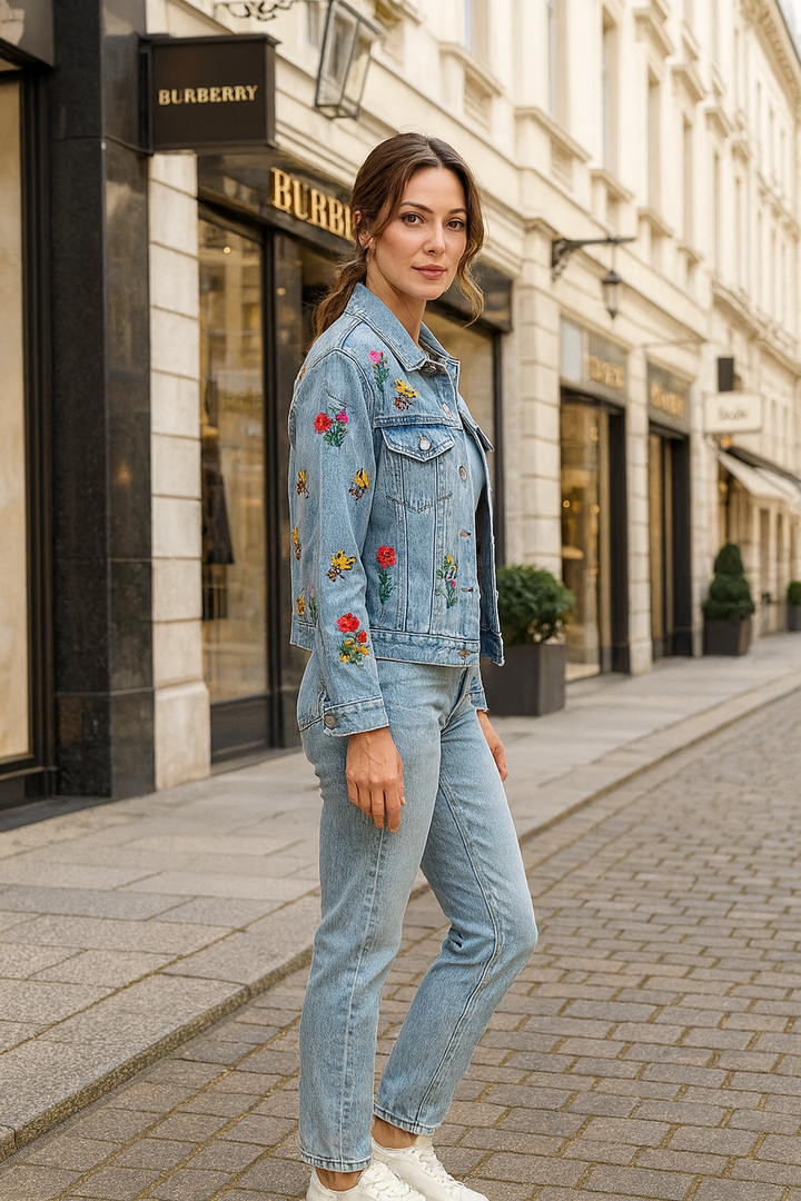Seitenansicht der bestickten Oversize Denim Jacke für Damen
