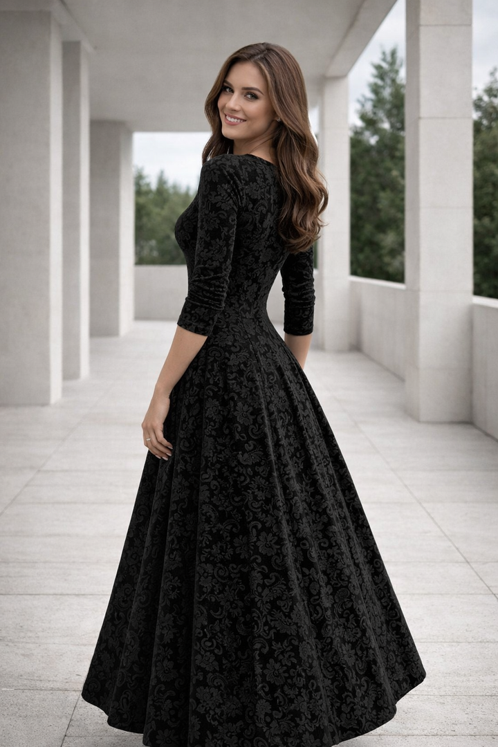 Damenkleid in Lila präsentiert im eleganten Look