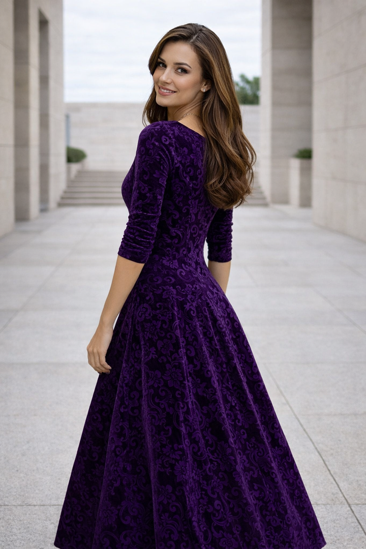 Damenkleid in Blau für vielseitige Anlässe kombiniert