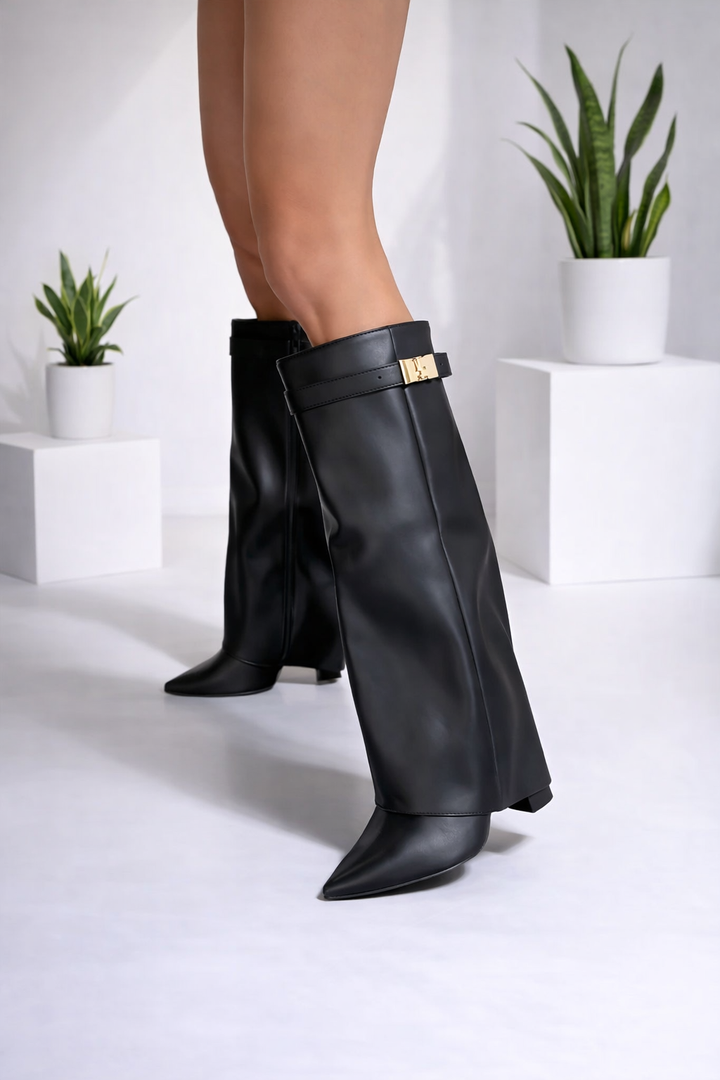 Kniehohe schwarze Damenstiefel an einem Bein im Studio