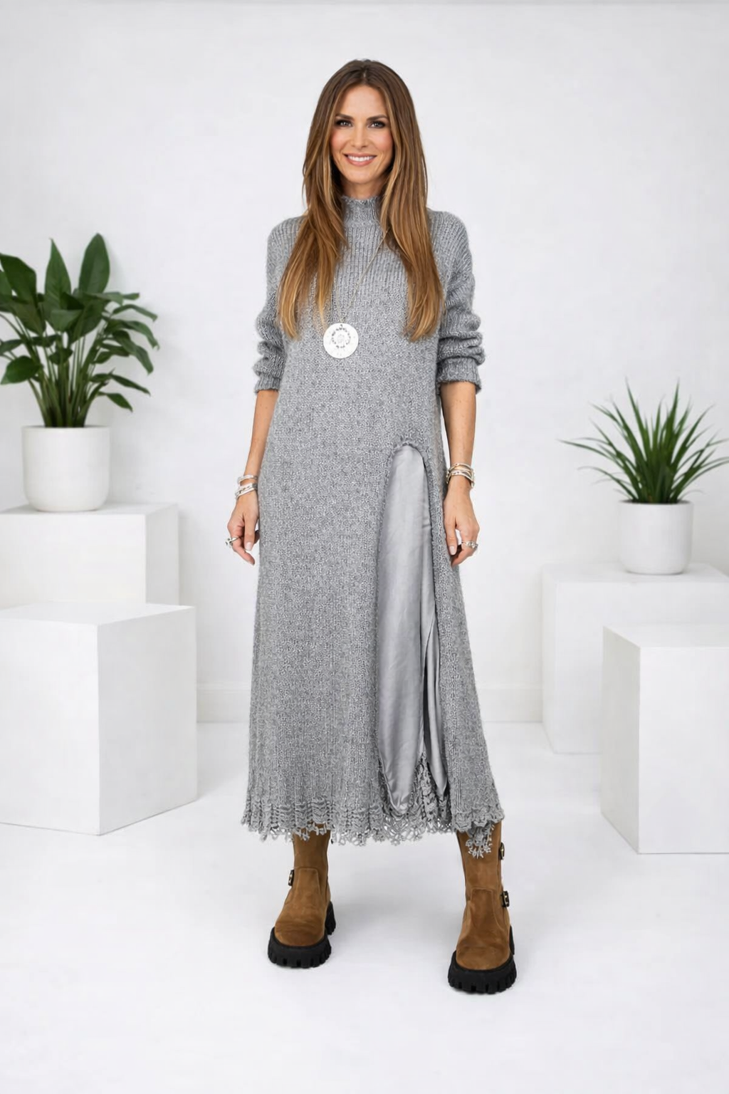 Zweiteiliges Damenoutfit mit feinem Pullover und passendem Unterkleid