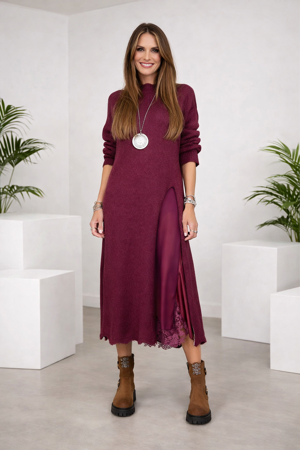Damen zweiteiliges Set in Weinrot mit modernem Strickpullover und Satin-Unterkleid