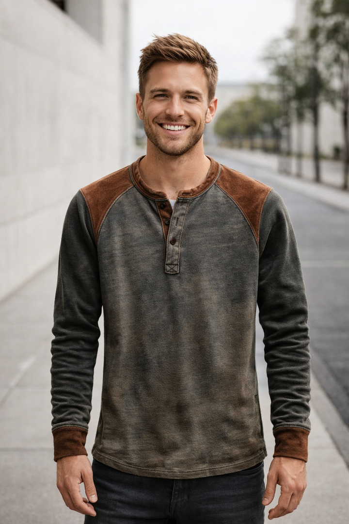 Nahaufnahme des lässigen Herren Langarmshirts mit Knopfleiste
