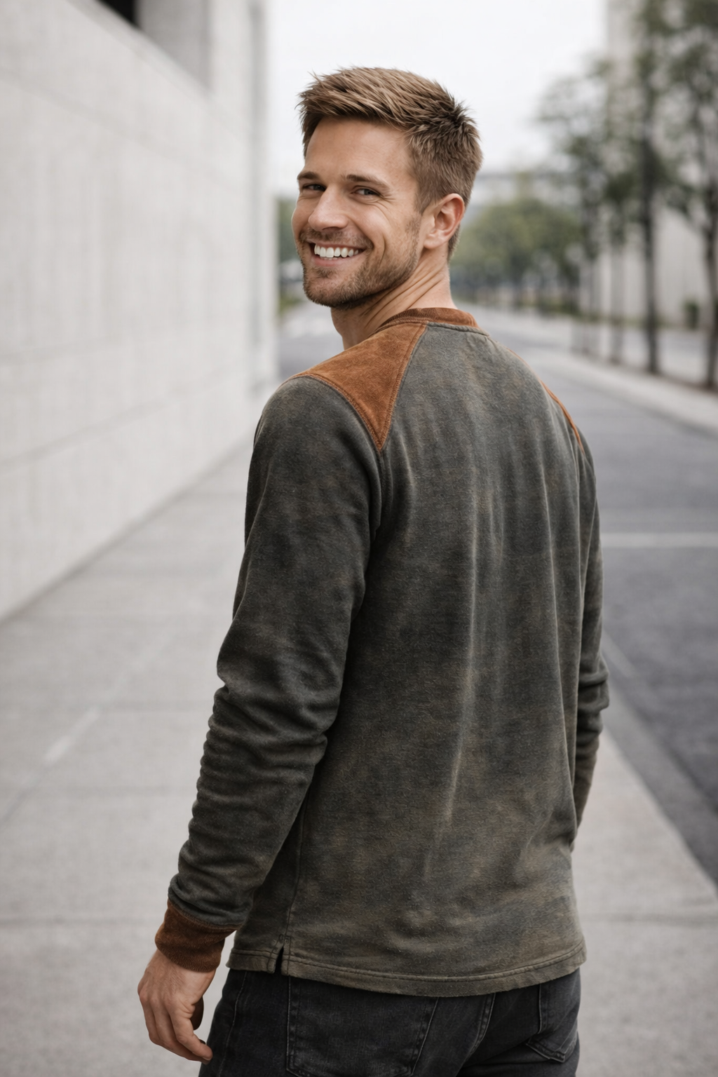 Ansicht von hinten des Herren Langarmshirts in Grau pastell