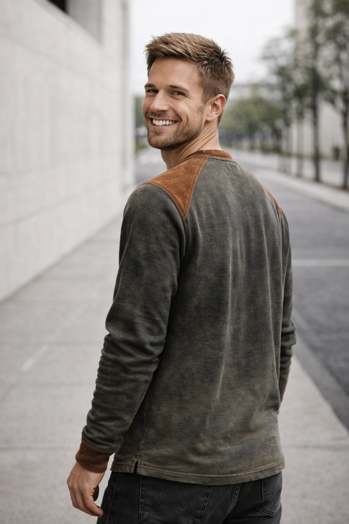 Ansicht von hinten des Herren Langarmshirts in Grau pastell