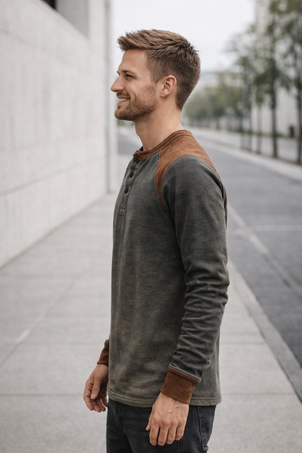 Graues Herren Langarmshirt mit Knopfleiste im Detail