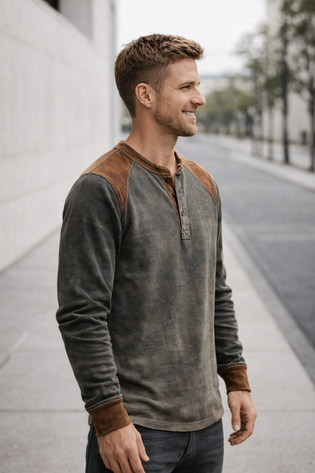 Bequemes Freizeitshirt für Herren in modischem Grau