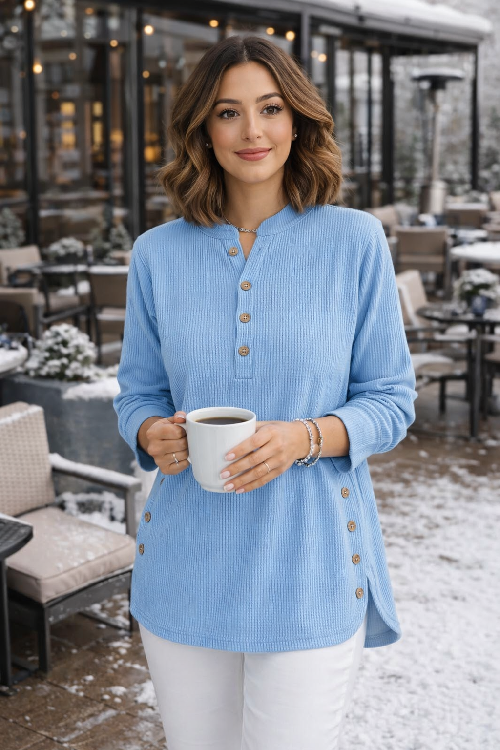 Damen Henley Langarmshirt in hellem Blau mit Knopfleiste und Saumdetails im Winter