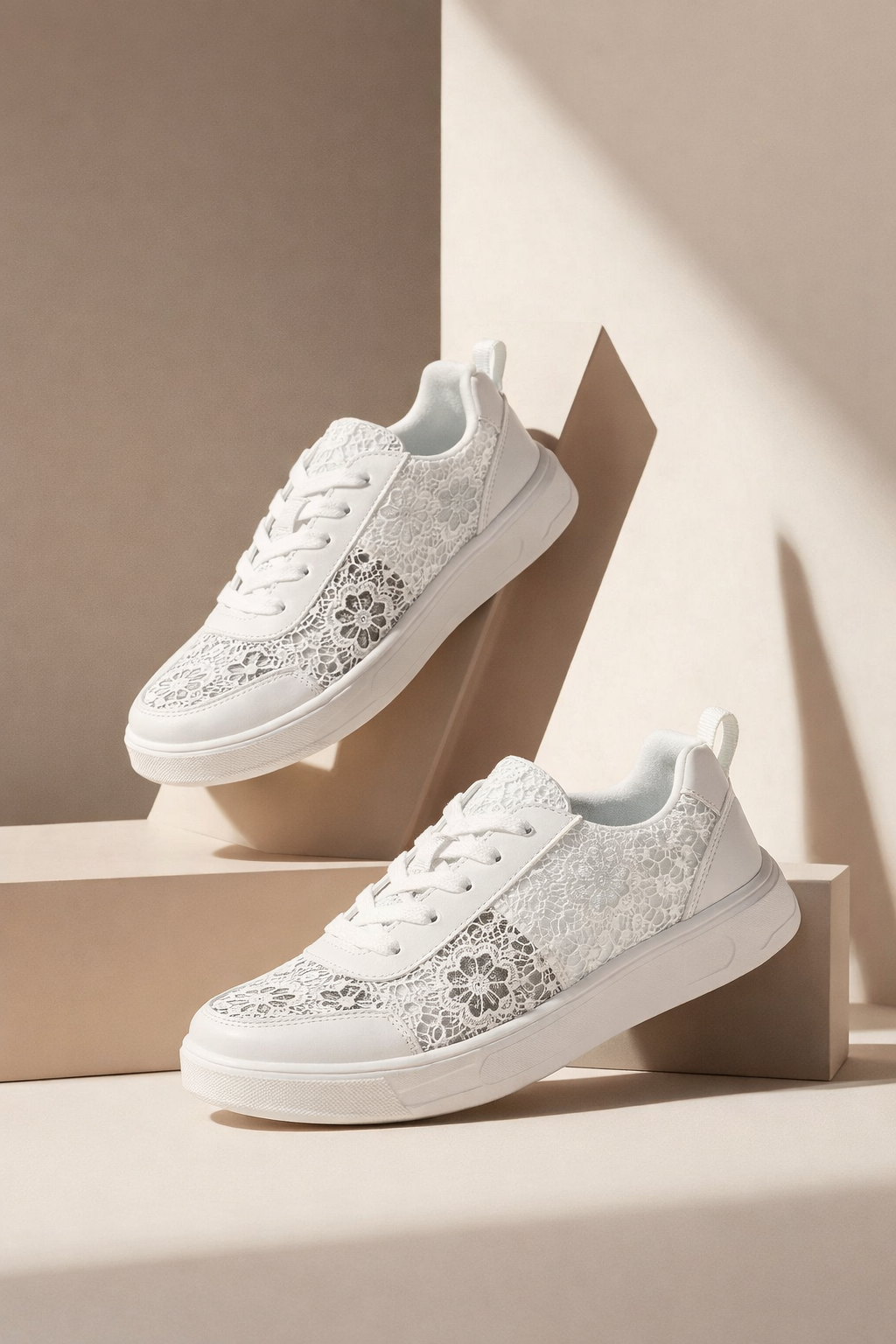 Leichte weiße Damen Sneakers mit floralem Muster und Schnürung, ideal für Frühling & Sommer.