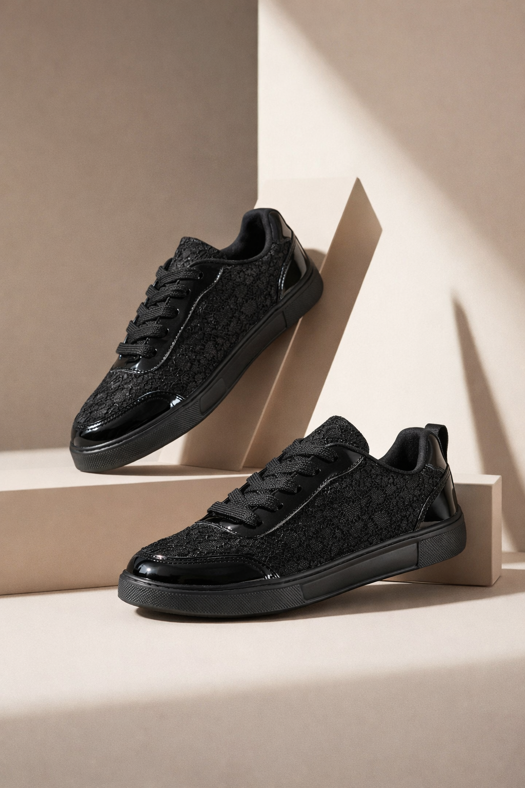 Komfortable weiße Freizeitschuhe für Damen mit Blumen-Design, perfekt als Alltagsschuhe.
