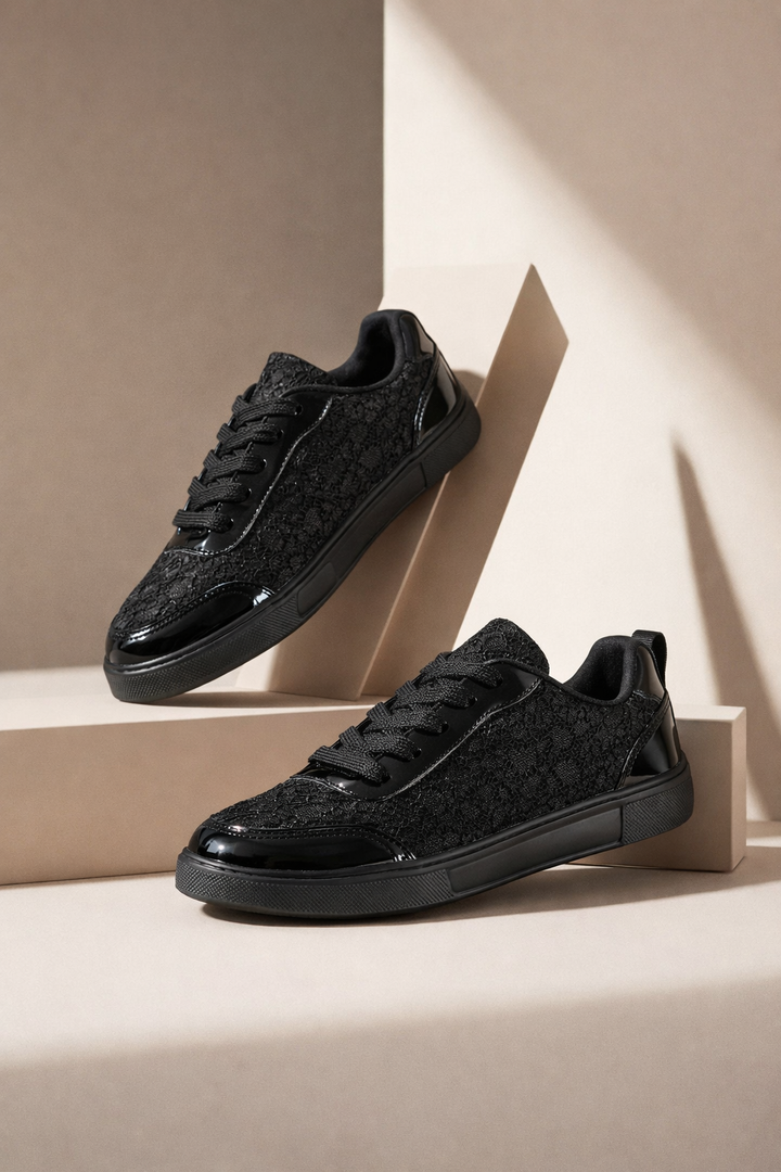 Komfortable weiße Freizeitschuhe für Damen mit Blumen-Design, perfekt als Alltagsschuhe.