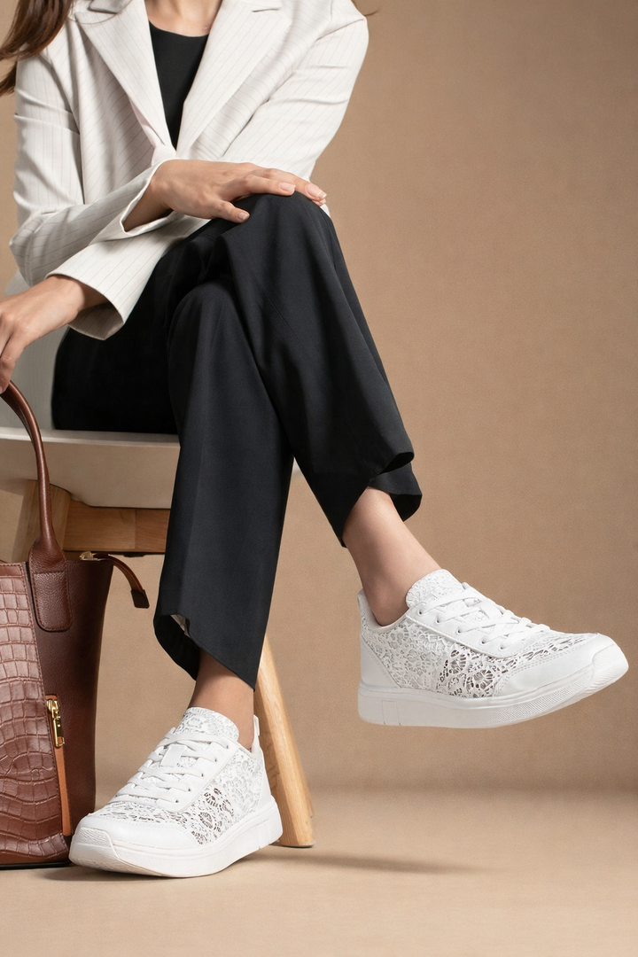 Stylische weiße Damensneakers mit zartem Blumenmuster, Schnürung und bequemem Fußbett.