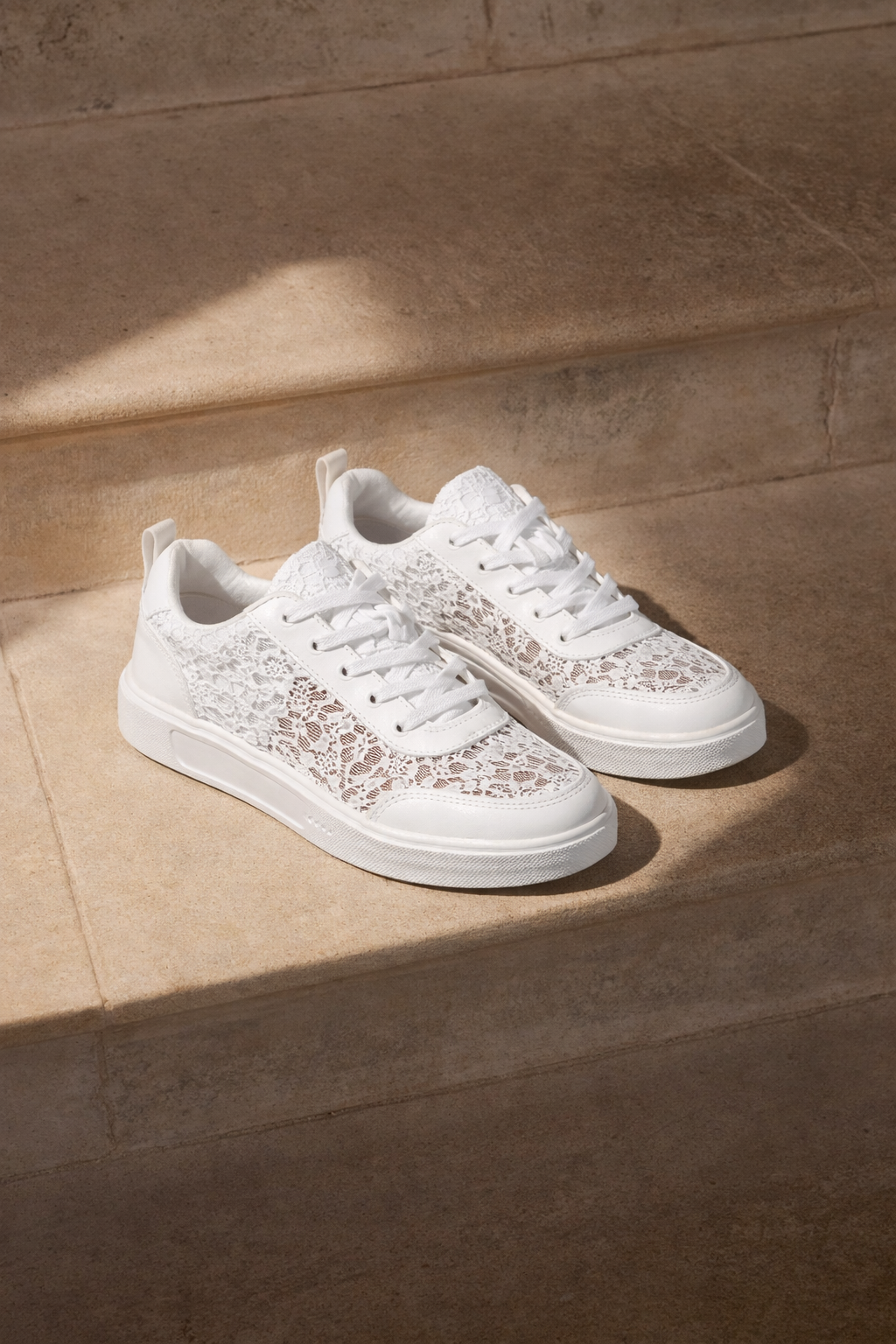 Trendige leichte Damen Sneakers in Weiß mit Blumenprint, ideal für lässige Frühjahrs-Looks.