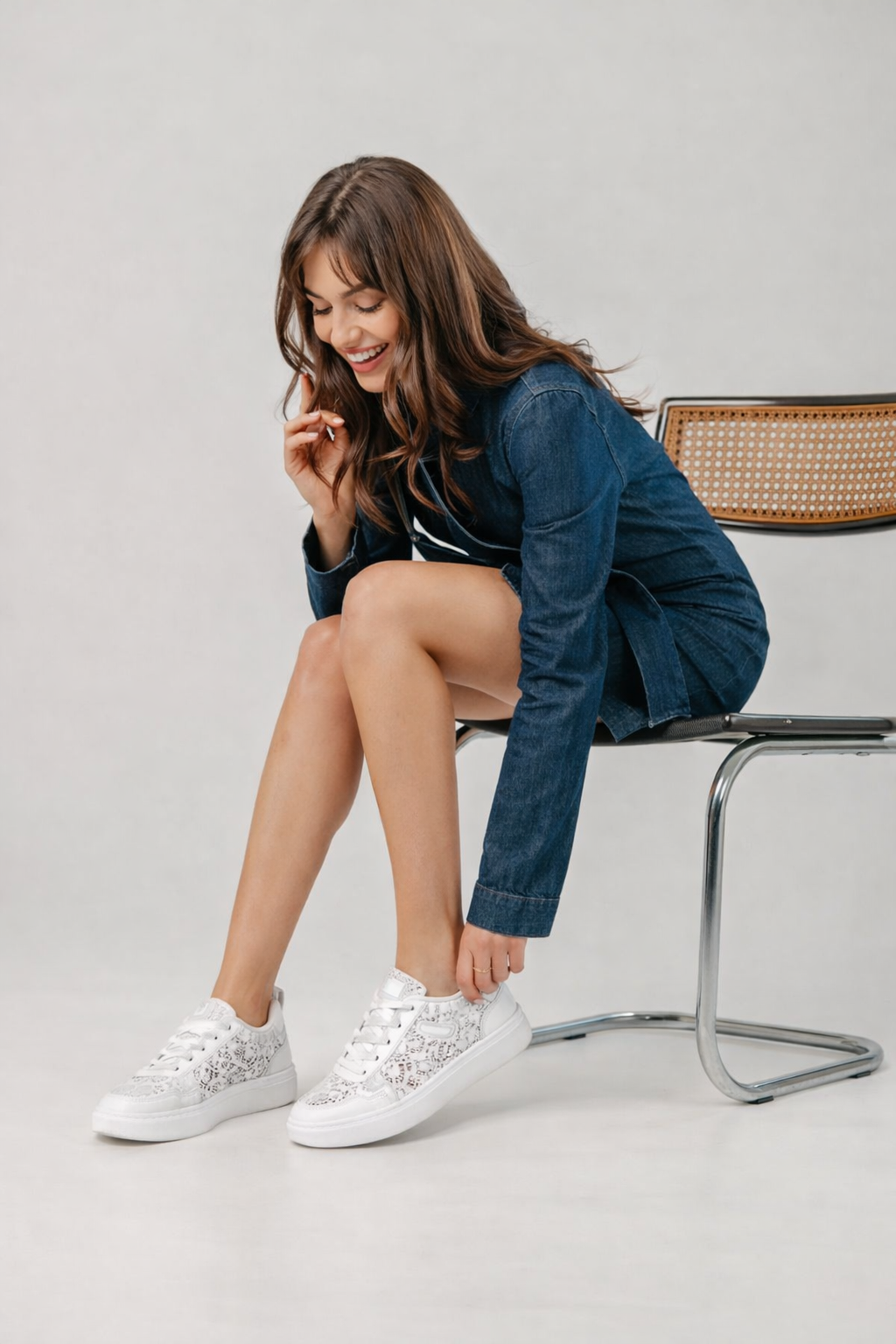 Bequeme weiße Damen Freizeitschuhe mit Blumenmuster, leichte Schnür-Sneakers für jeden Tag.