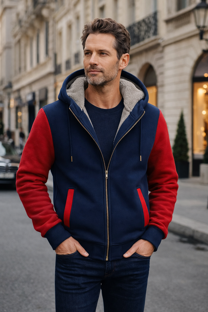 Nahaufnahme eines Mannes in stylischer dunkelblau-roter Herren Kapuzenjacke mit Reißverschluss.