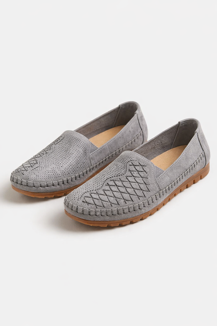 Graue Damen Slip-On Ballerinas mit perforiertem Design und genähter Zierleiste