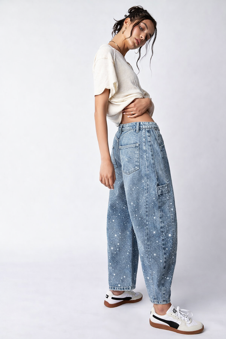 Rückansicht der Damen Balloon Fit Jeans in Hellblau mit weißen Sneakers