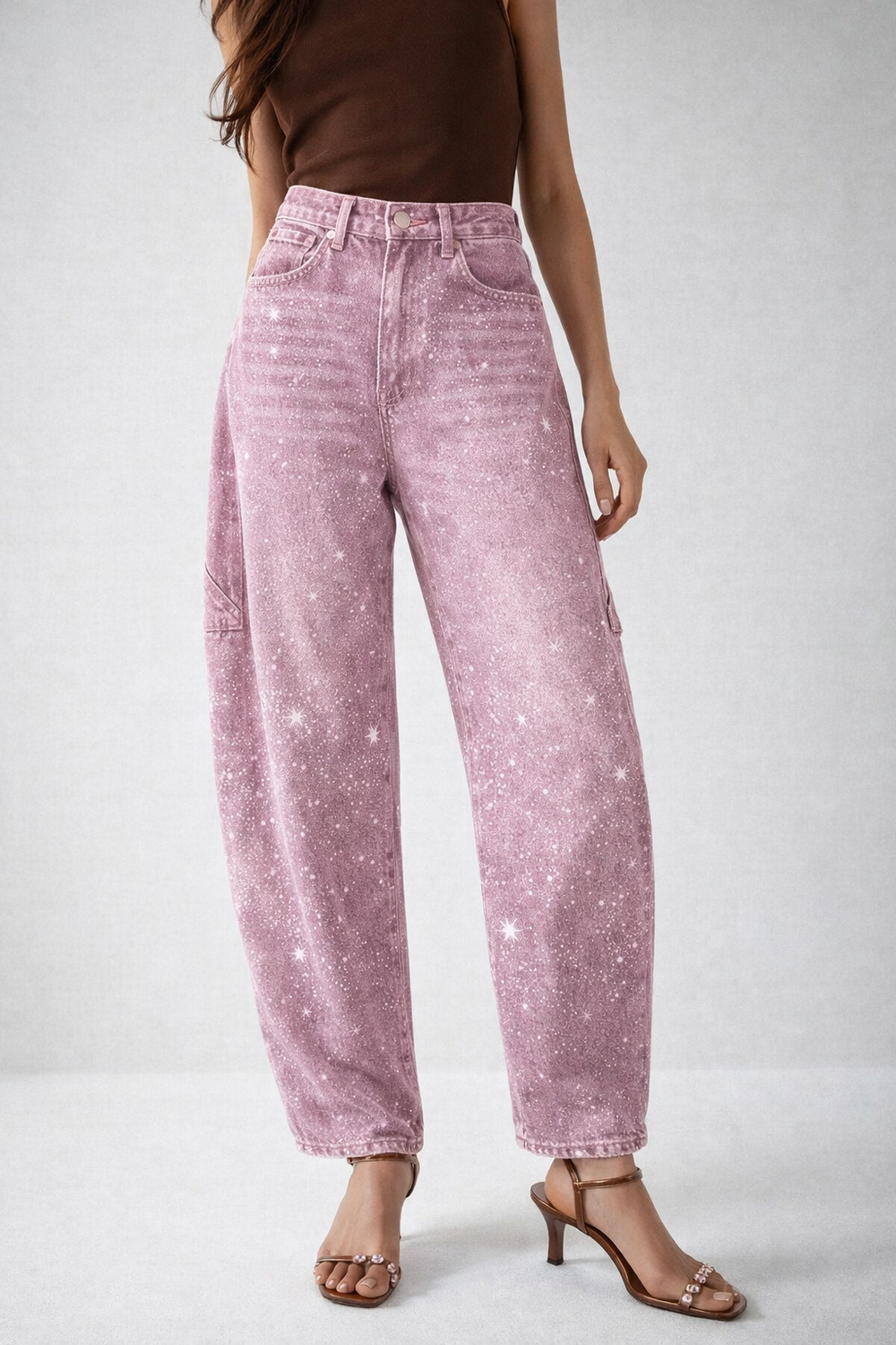 Damen Balloon Fit Jeans in Rosa kombiniert mit elegantem Oberteil
