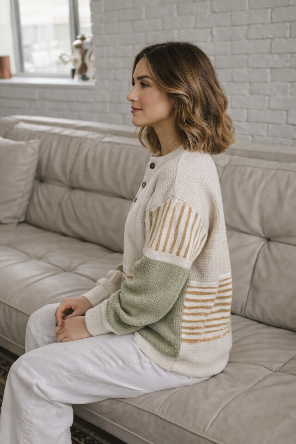 Seitenansicht des gemusterten Damen Sweatshirts