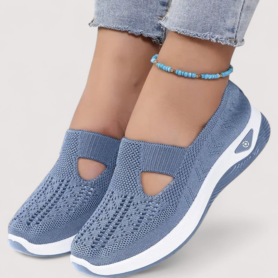 Eine Frau geht in bequemen Damen Komfort Sneakern. Rutschfeste, ultraleichte Freizeitschuhe mit Gelsohle.