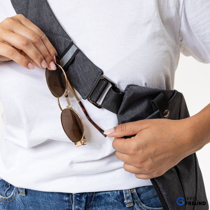 Nahaufnahme der schnittfesten Oberfläche einer Anti-Diebstahl-Damentasche aus Nylon.