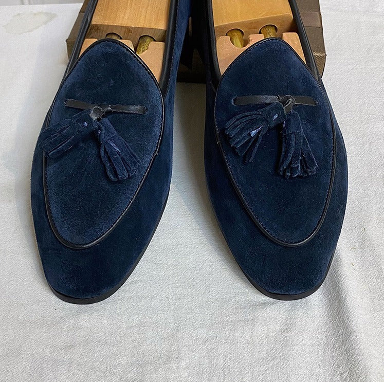 Nahaufnahme der blauen Herren Loafer mit detaillierten Quasten auf dem Spann