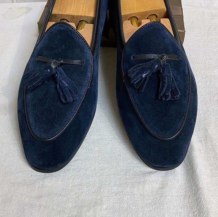 Nahaufnahme der blauen Herren Loafer mit detaillierten Quasten auf dem Spann