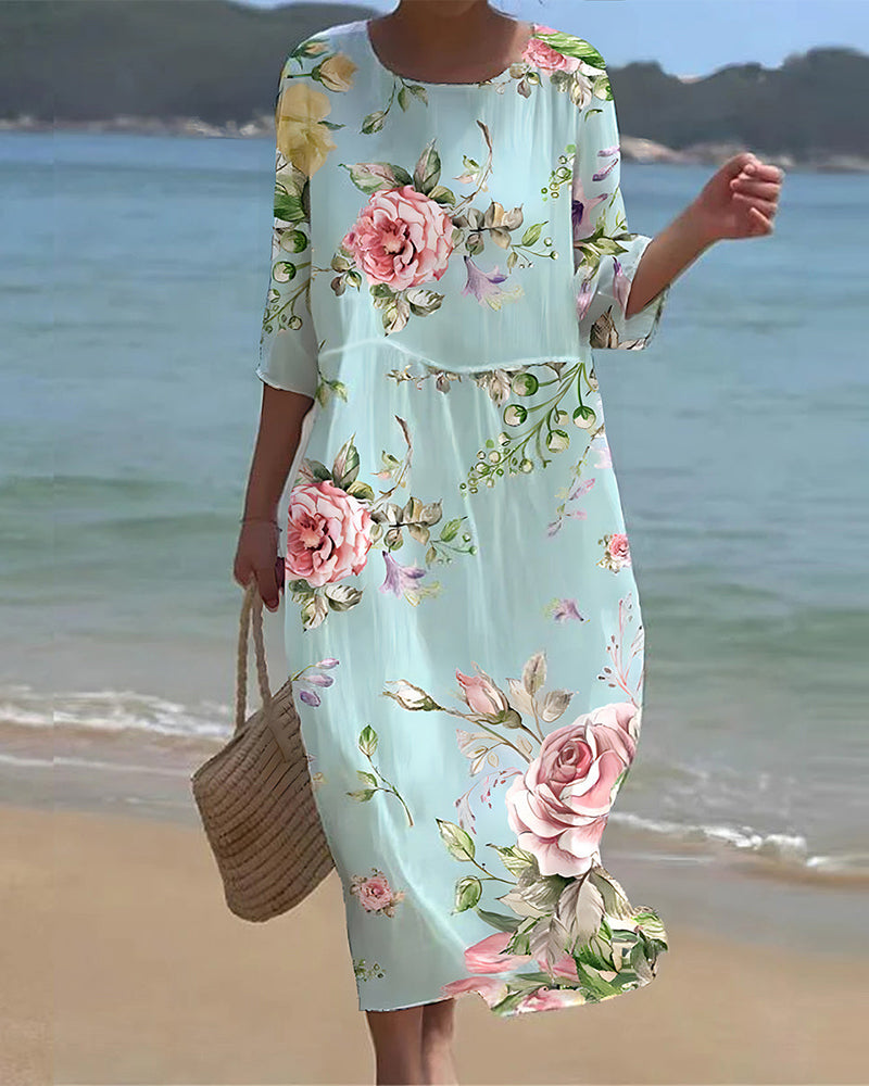 Damen Blumenkleid in hellblau mit rosafarbenem Blumenmuster am Strand
