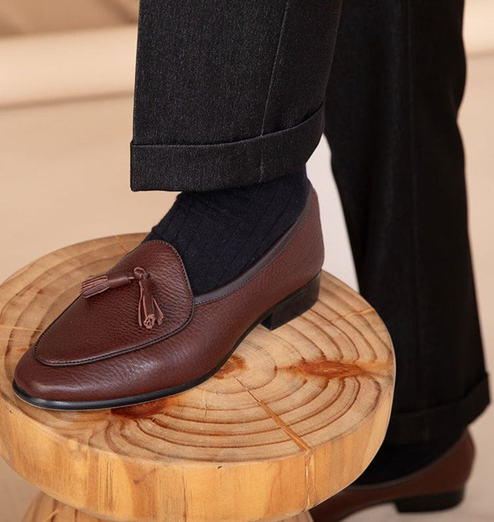 Stilvolle Slip-On Business Schuhe für Herren auf einem Holzhocker