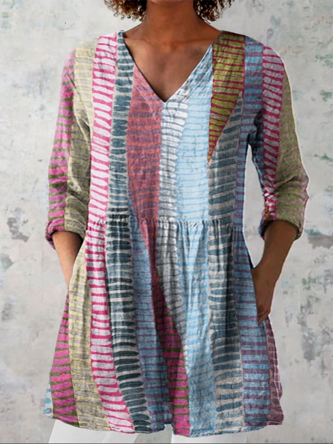 Damen lange Bluse mit V-Ausschnitt und buntem Muster in Frontansicht