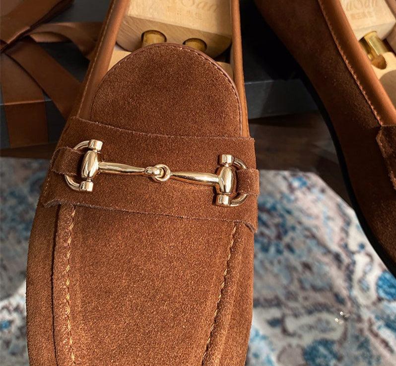 Modischer Slipper für Herren in Braun aus Leder für Business und Freizeit getragen