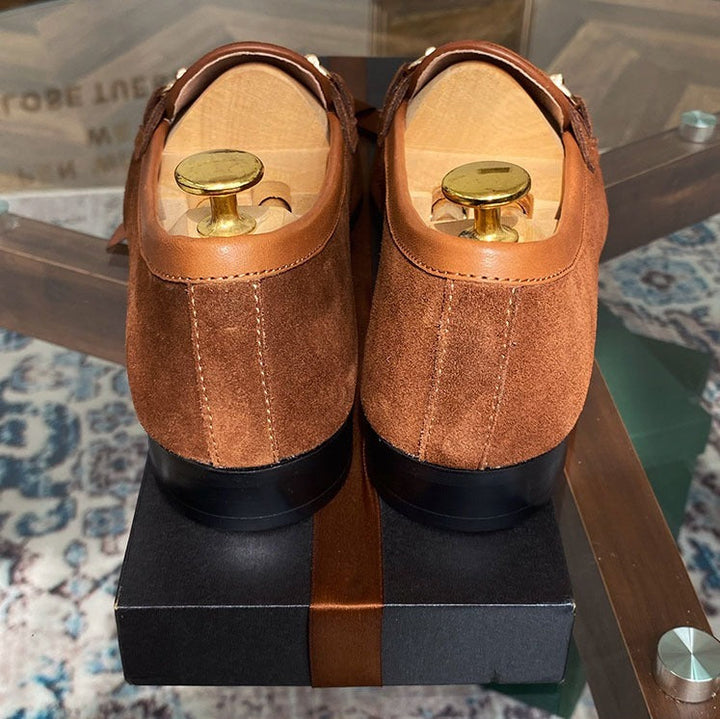 Herrenschuhe Loafer in Kaffeebraun von schräg oben mit stilvollem Horsebit Detail