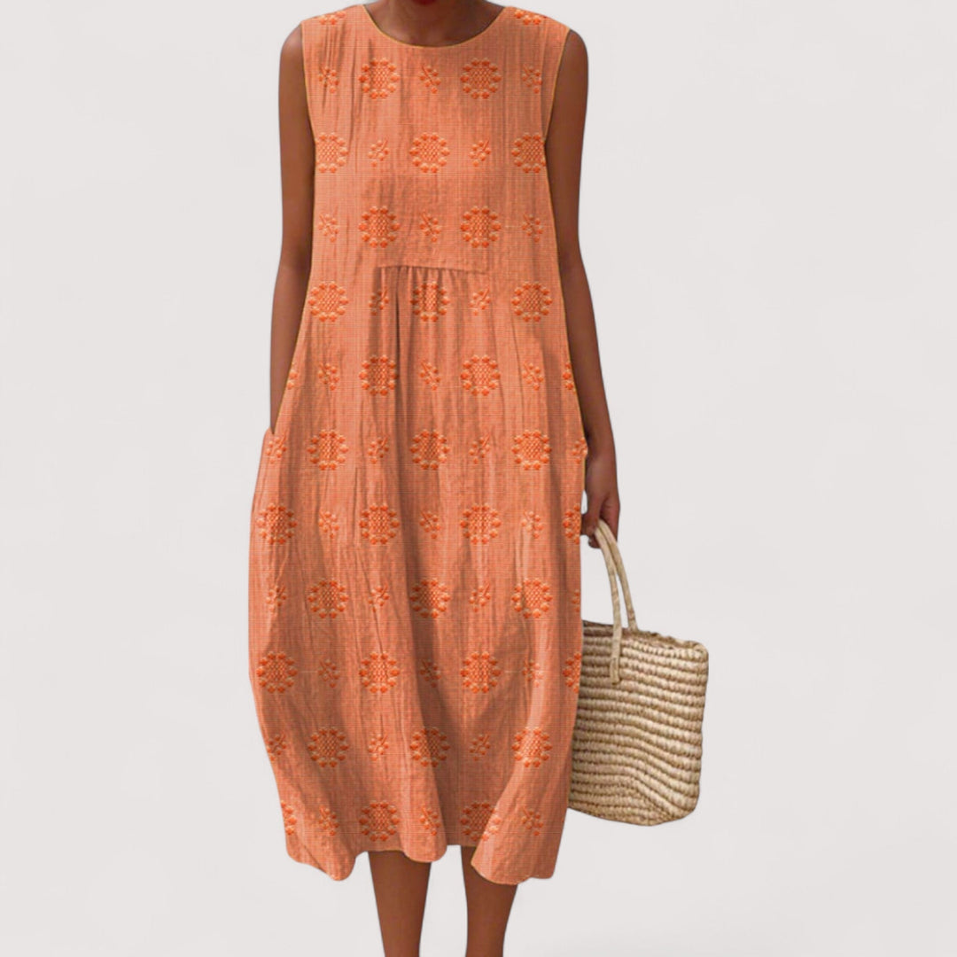 Leuchtendes ärmelloses Damen Sommerkleid mit detailreichem Blumenmuster. Locker und ideal für entspannte Tage.