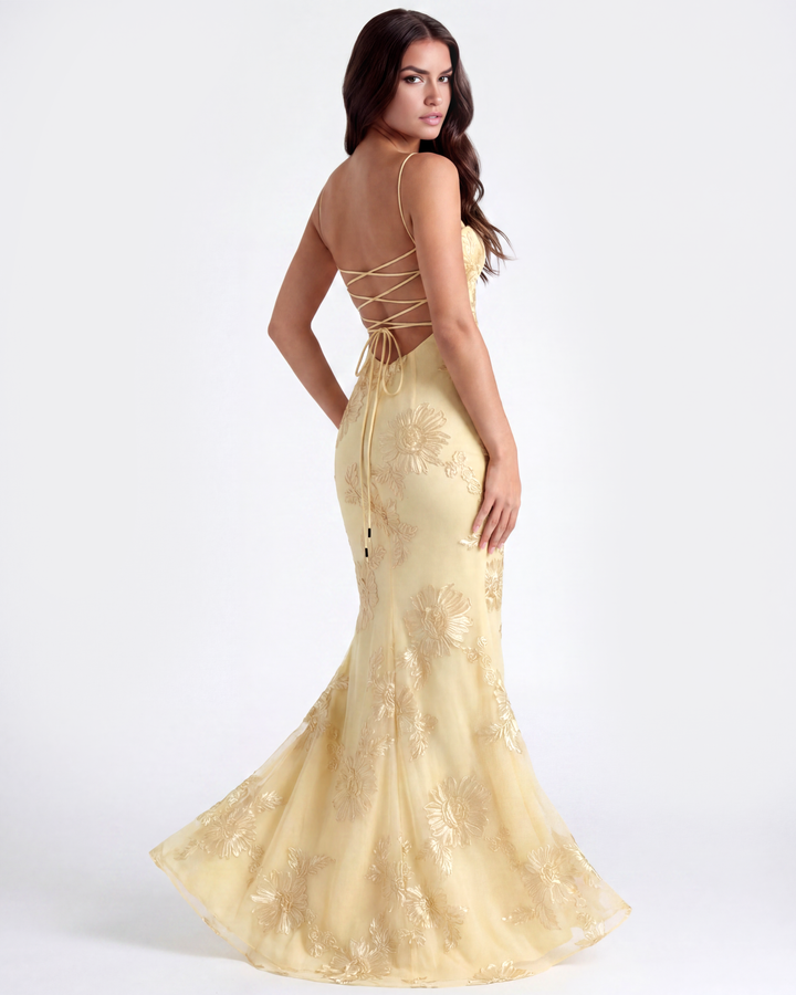 Figurbetontes buttergelbes Maxikleid mit Blumenapplikationen, ideal als elegantes Hochzeitsgast-Outfit für Damen.