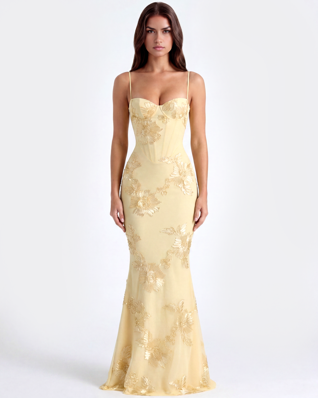 Buttergelbes, figurbetontes Maxikleid für Hochzeitsgäste mit eleganten Blumenapplikationen.