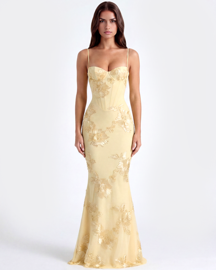 Buttergelbes, figurbetontes Maxikleid für Hochzeitsgäste mit eleganten Blumenapplikationen.