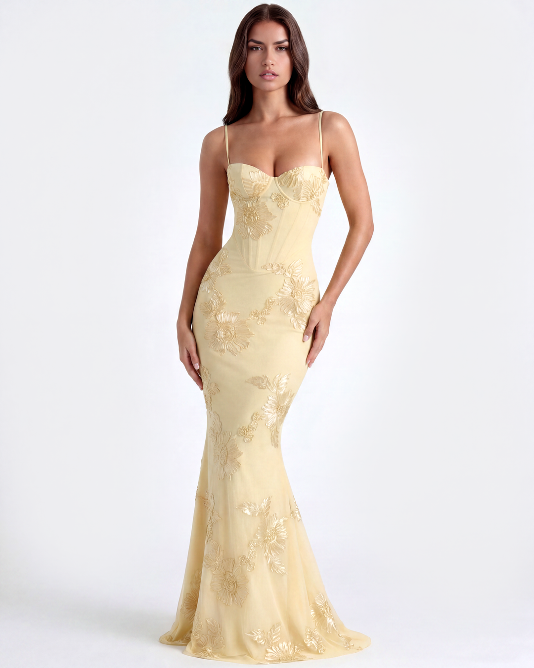 Romantisches buttergelbes Maxikleid für Damen, figurbetont und mit feinen Blumenapplikationen für festliche Anlässe.