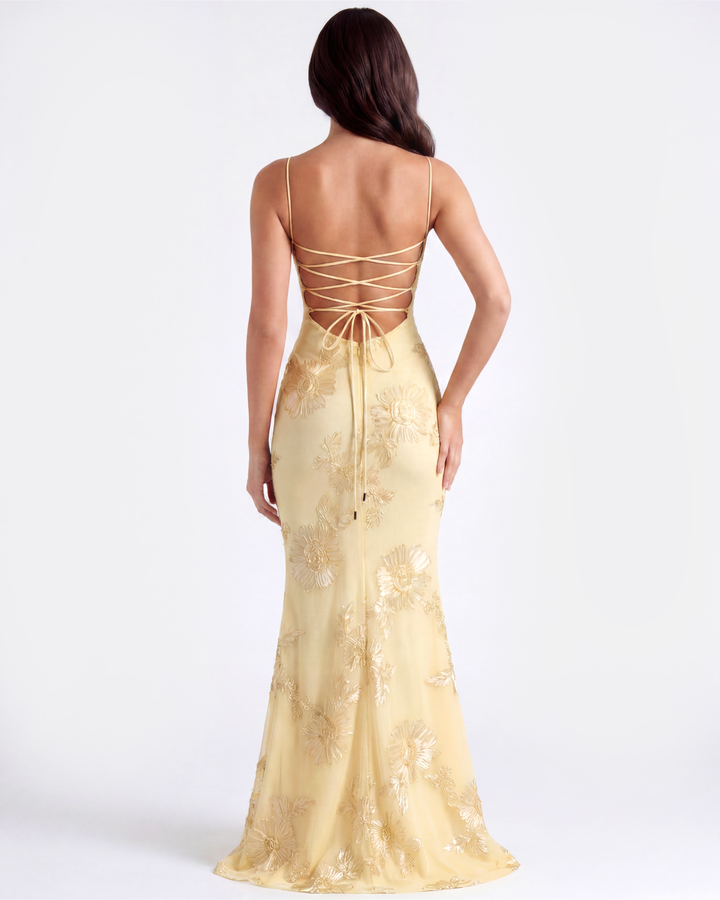 Romantisches buttergelbes Damen-Abendkleid mit detaillierten Blumenapplikationen, perfekt für festliche Hochzeitsgäste.