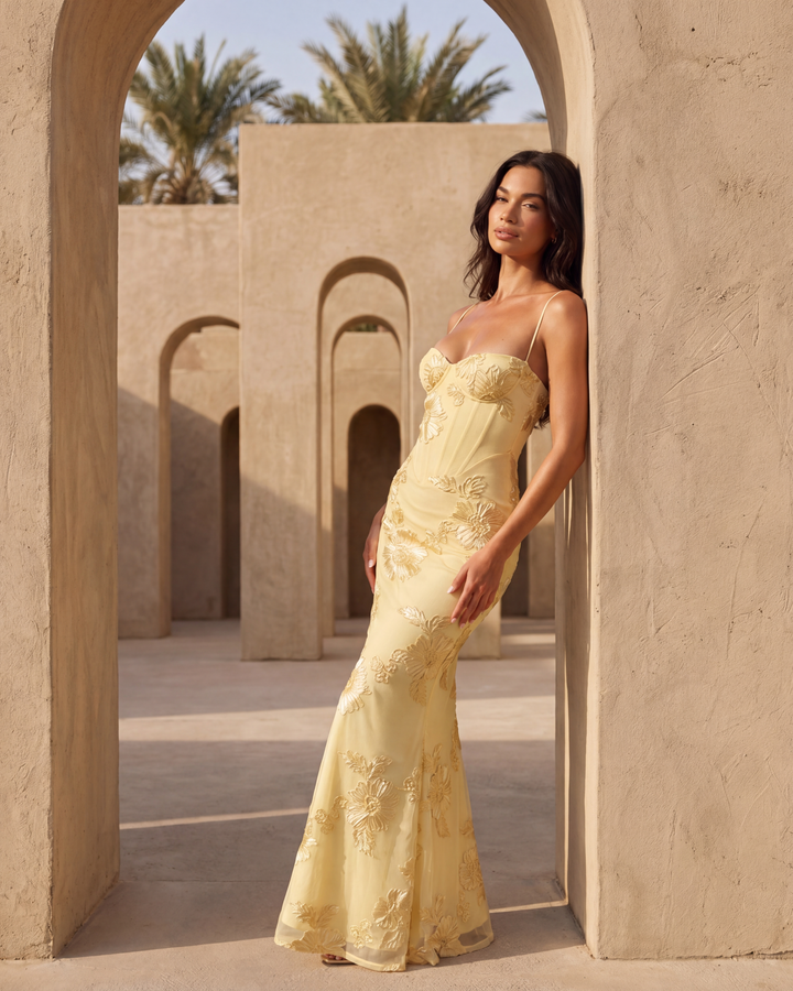 Elegantes buttergelbes Abendkleid für Damen mit Blumenapplikationen, ideal für Hochzeiten und Galas.