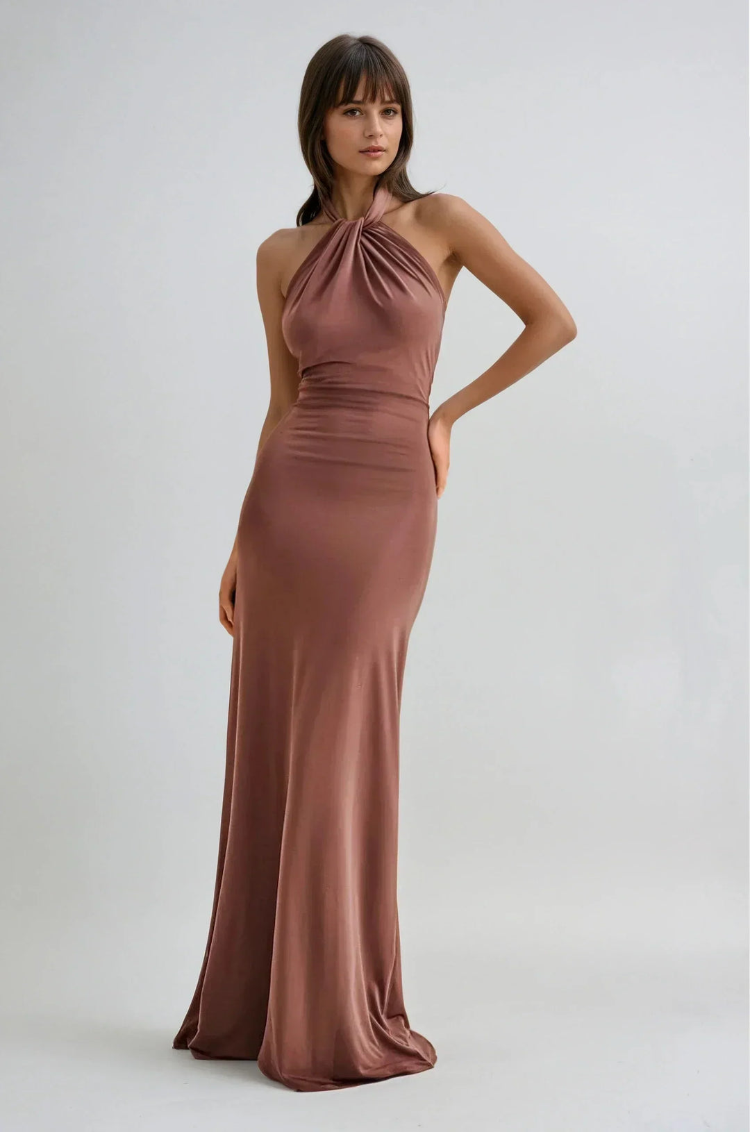 Festliches Damen Maxikleid mit Neckholder, ein modisches Sommerkleid, perfekt für Gala und Abendveranstaltungen.