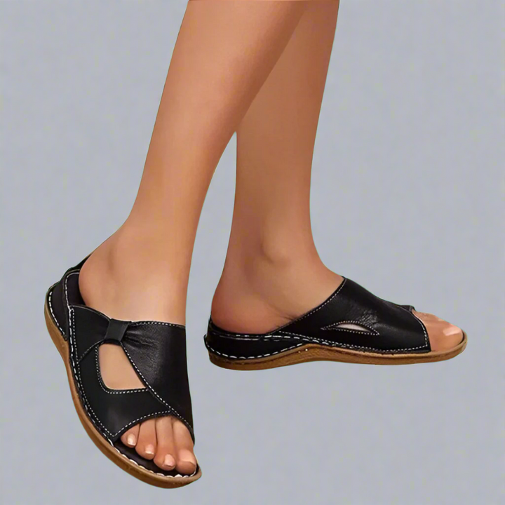 Damen Orthopädische Sandalen in Schwarz am Fuss einer Frau