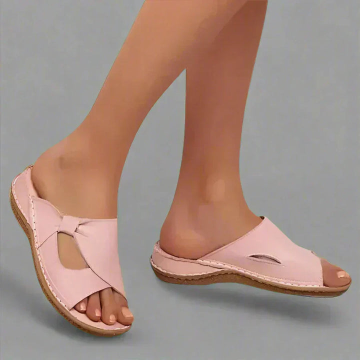 Nahaufnahme der orthopädischen Sohle und des Designs der Damensandale