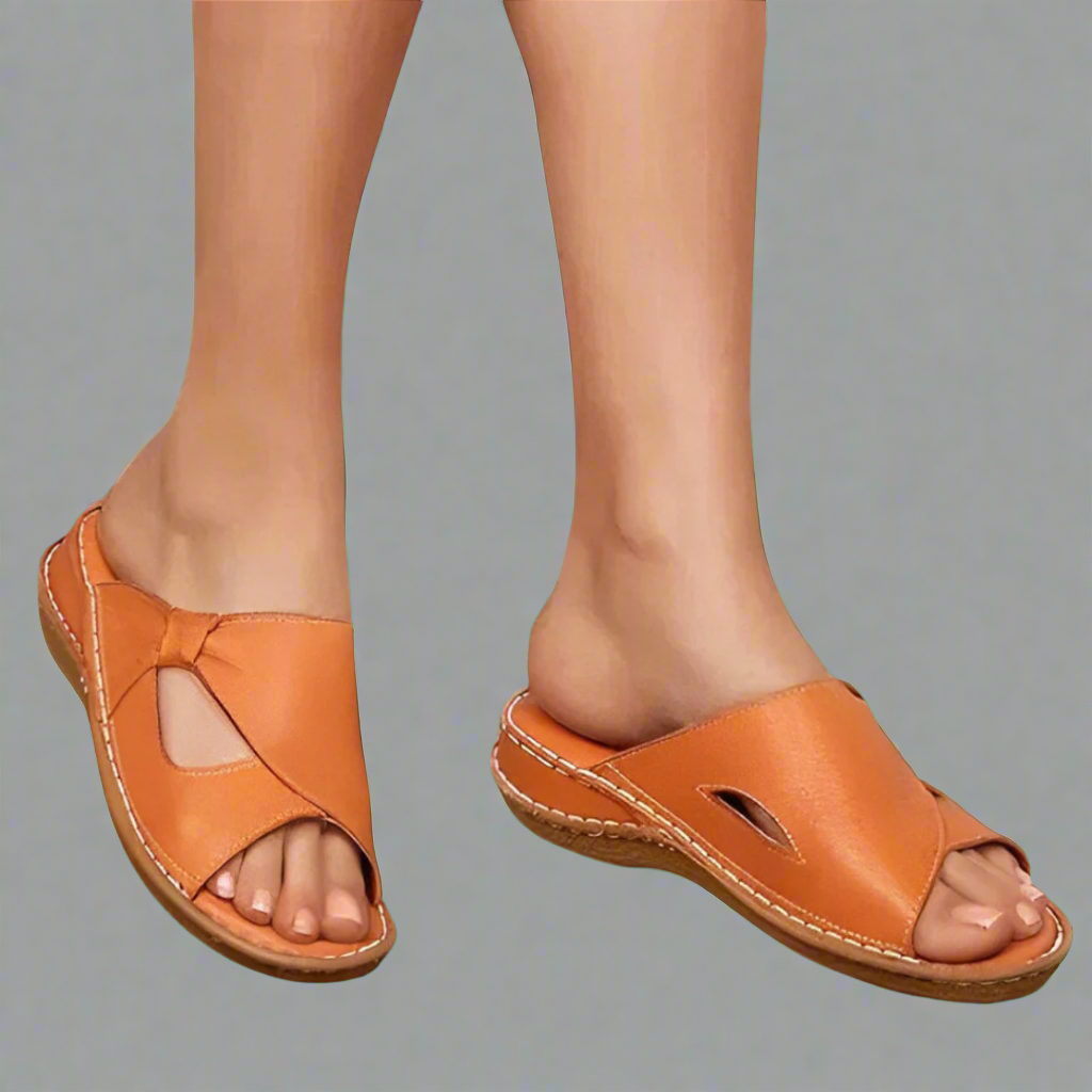 Moderne orange orthopädische Damensandalen für den Alltag