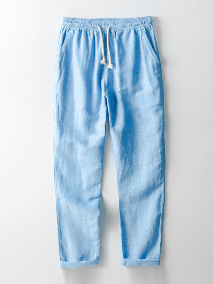 Details einer blauen Herren Freizeithose mit Kordelzug und weitem Bein