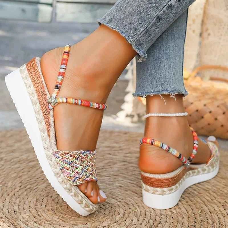 Stylische bunte Damen Keilsandale, ergonomisch und bequem. Perfekte Sommerschuhe für Alltag und Freizeit.