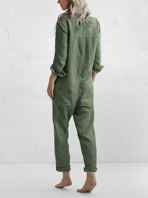 Rückansicht einer Frau in locker sitzendem olivgrünem Langarm-Jumpsuit, modischer Alltagsslook.